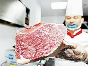 武漢雪花牛肉每斤售價近2千 1頭?？少I寶馬車