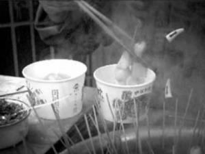 街邊小吃一次性紙碗質(zhì)量堪憂(yōu) 熱水一沖便漏洞