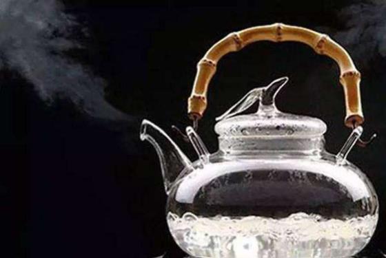 不喝過夜水,白開水要沸騰三分鐘,燒水杜絕重復(fù)煮沸