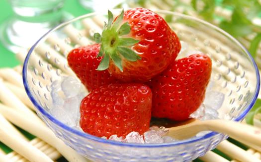 洗草莓會(huì)掉色嗎?吃草莓有哪些好處?