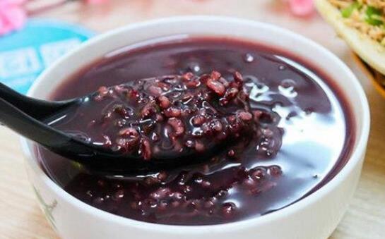 黑米粥養(yǎng)胃嗎?黑米粥有哪些功效?