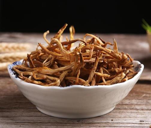 黃花菜不曬干吃有毒嗎?干黃花菜吃了會(huì)中毒嗎?
