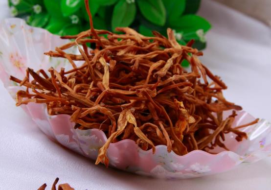 干黃花菜是發(fā)奶的嗎?吃干黃花菜可以不洗嗎?