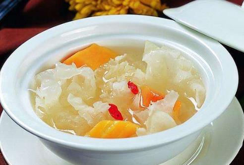 銀耳吃起來(lái)脆脆的是沒(méi)煮熟嗎?吃了發(fā)苦的銀耳會(huì)中毒嗎?