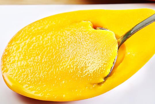 芒果削皮后有黑色經(jīng)脈能吃嗎 芒果削皮后怎么保存