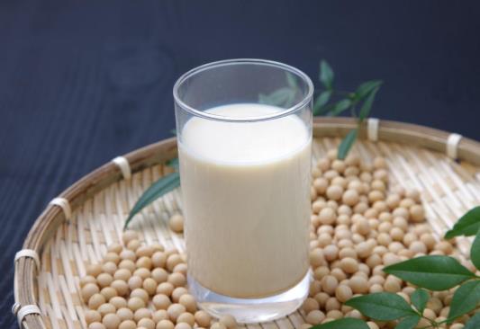 小孩喝豆?jié){會(huì)性早熟嗎?小孩多大可以喝豆?jié){?