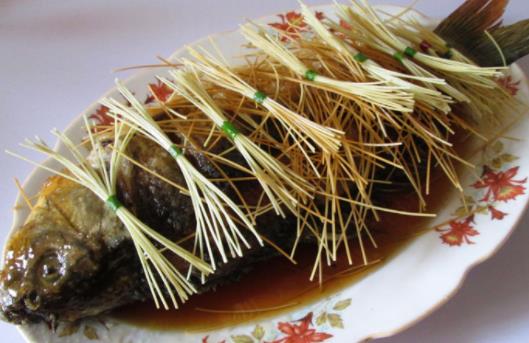 鯉魚(yú)可以和咸菜一起吃嗎?孕婦吃鯉魚(yú)有哪些好處?