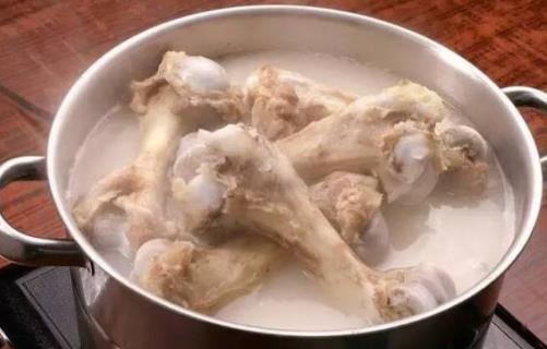 骨頭湯是清湯好還是白湯好 怎樣煮骨頭湯才會(huì)白