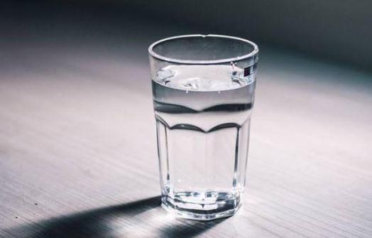 熱水怎么降溫最快 一杯開水放進冰箱會怎么樣