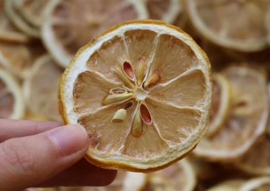 檸檬片泡水可以用熱水嗎?檸檬泡水是苦的怎么辦?