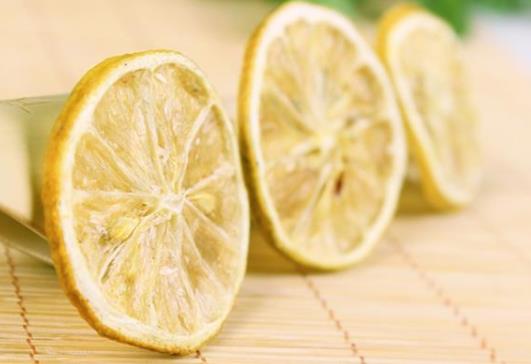 檸檬片泡水可以用熱水嗎?檸檬泡水是苦的怎么辦?