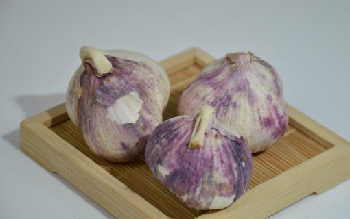 大蒜發(fā)霉還能吃嗎 吃了大蒜放屁怎么辦