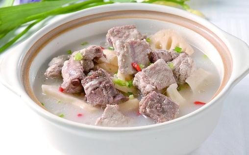 骨頭湯要先過水嗎 骨頭湯喝多了會痛風(fēng)嗎