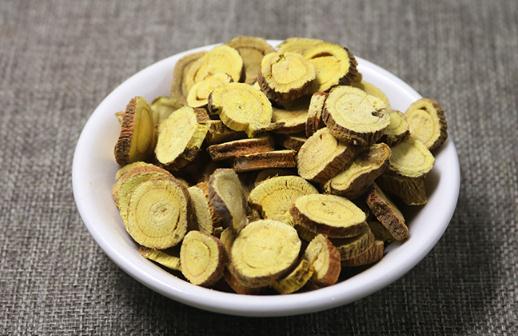 甘草泡水用開水泡嗎 甘草泡水可以降火嗎