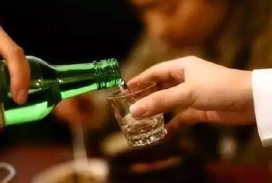 傷口結(jié)痂后多久能喝酒?紋身了喝酒會(huì)有什么反應(yīng)嗎?