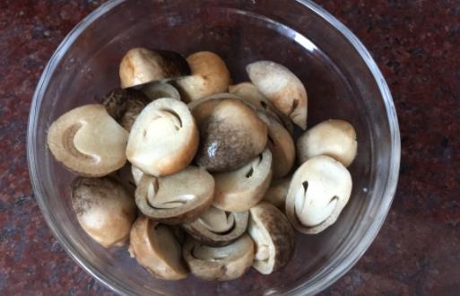 產(chǎn)婦可以吃草菇嗎?哪些人不宜吃草菇?