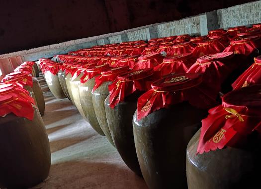 純糧酒與勾兌酒有什么區(qū)別?白酒發(fā)黃是好還是不好