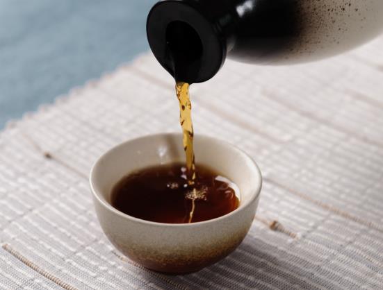 男人喝黃酒對(duì)性功能有影響嗎?體內(nèi)濕氣重能喝黃酒嗎