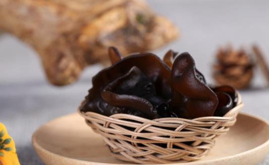 吃了不熟的木耳會(huì)中毒嗎?怎么判斷木耳熟沒(méi)熟?