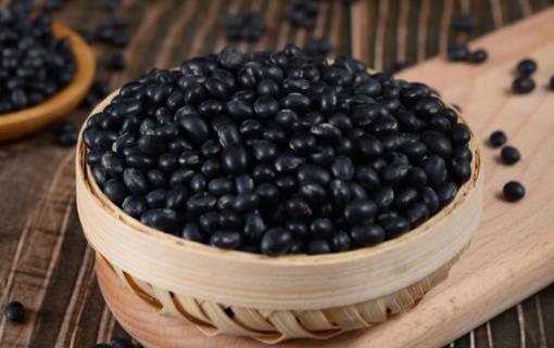 女性一天吃多少黑豆好 經(jīng)常吃黑豆會(huì)長(zhǎng)斑嗎