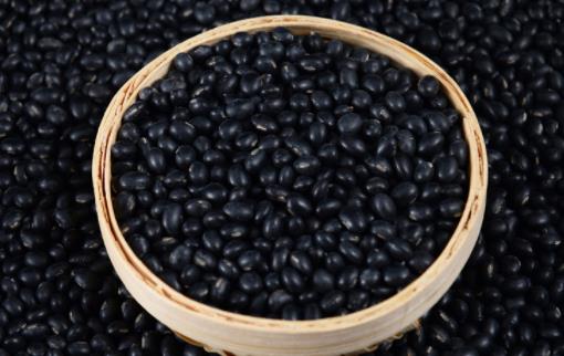 女性一天吃多少黑豆好 經(jīng)常吃黑豆會(huì)長(zhǎng)斑嗎
