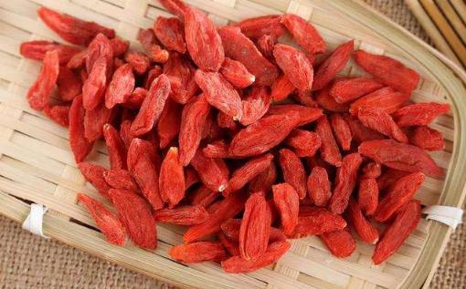 為什么枸杞吃完舌頭是紅色的 枸杞吃起來(lái)有點(diǎn)酸正常嗎