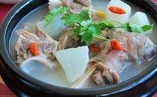 燉羊肉湯三放什么三不放什么 燉羊肉當(dāng)歸什么時候放