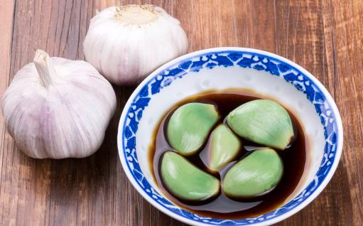 做臘八蒜要放鹽嗎 臘八蒜吃多了對(duì)身體有害嗎