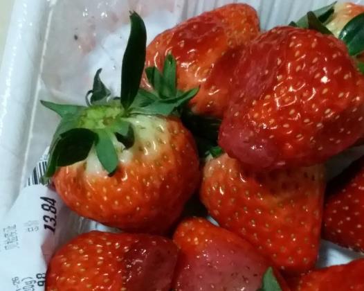 草莓紅得不均勻是怎么回事?草莓吃多了尿會變紅嗎