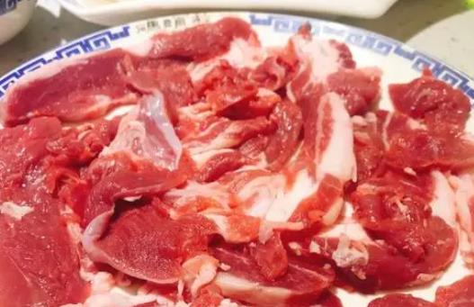 羊肉火鍋吃了會(huì)上火嗎?羊肉配什么吃不上火?
