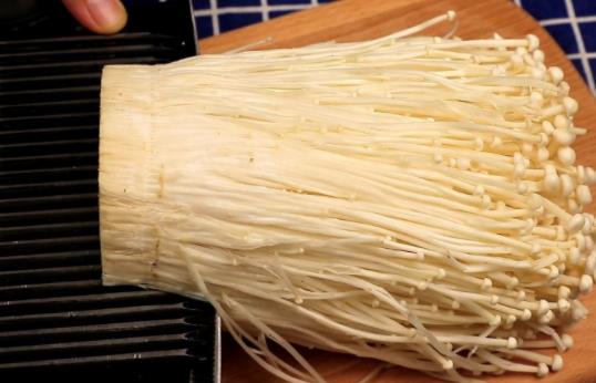 長(zhǎng)蕁麻疹可以吃金針菇嗎?金針菇為什么有股酸味?