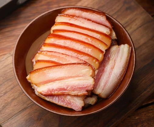 曬臘肉冬季晚上要收起來嗎?臘肉表面有一層白色是什么