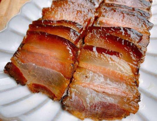 曬臘肉冬季晚上要收起來嗎?臘肉表面有一層白色是什么