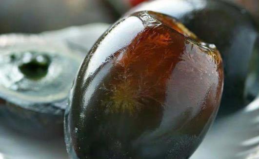 皮蛋上為什么有雪花一樣的紋 皮蛋上的黑點是發(fā)霉嗎