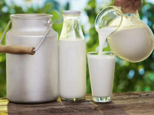 孩子喝高鈣牛奶好還是純牛奶好?早中晚什么時(shí)候喝牛奶好