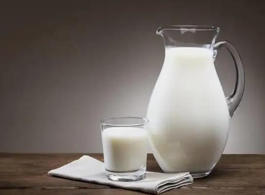 孩子喝高鈣牛奶好還是純牛奶好?早中晚什么時(shí)候喝牛奶好