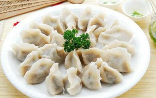 蒸餃子應(yīng)該冷水還是熱水 蒸餃子需要多長(zhǎng)時(shí)間才能蒸熟