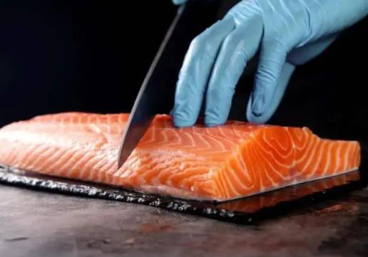 生吃三文魚(yú)熱量高嗎?生吃三文魚(yú)要洗嗎