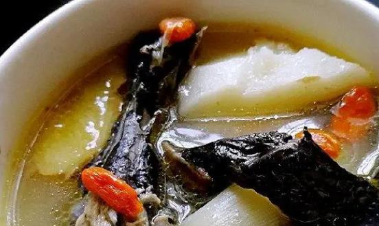 烏雞是公雞好還是母雞好?烏雞湯的禁忌人群有哪些?