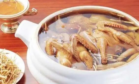 夏天鴿子和什么燉補氣血?夏季鴿子湯怎么燉不上火?