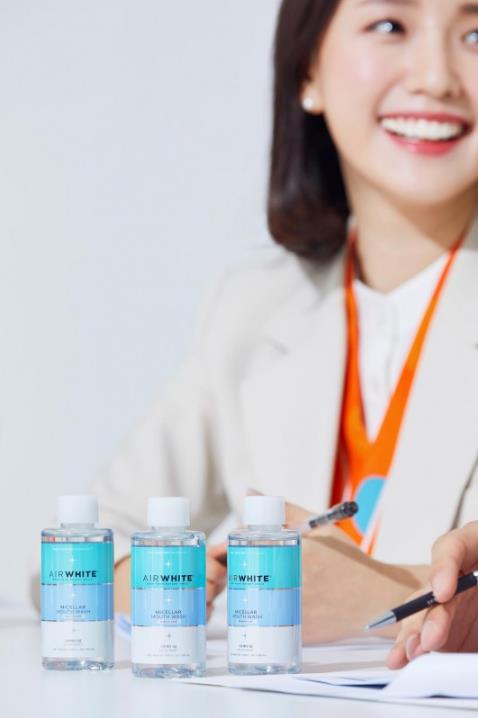 空姐最愛的美白牙齒專業(yè)品牌是什么?打開她的拉桿箱后真相大白了!