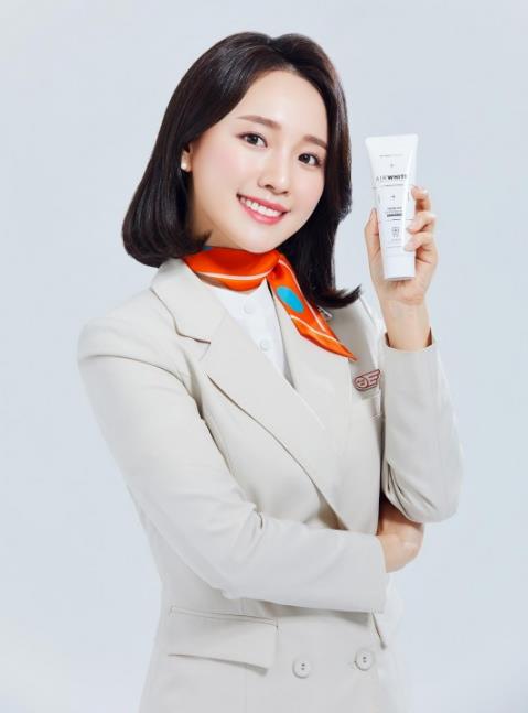 空姐最愛的美白牙齒專業(yè)品牌是什么?打開她的拉桿箱后真相大白了!