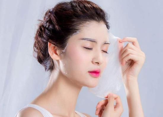 敷完面膜不洗臉會(huì)怎樣?貼片面膜和涂抹面膜的區(qū)別