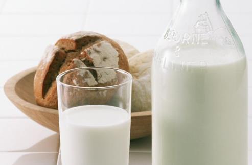 牛奶是非常好喝的飲料之一 牛奶五大護(hù)膚法給男人好臉色