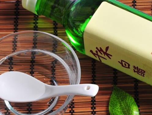 用醋洗臉能夠增加皮膚細胞的水分和營養(yǎng) 白醋洗臉的4大美膚功效