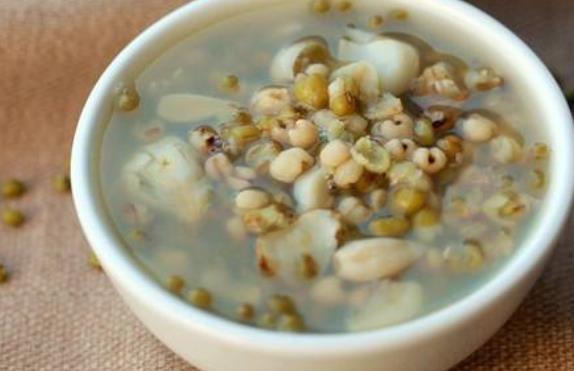 治療皮膚過(guò)敏的食物 皮膚過(guò)敏是一種常見(jiàn)的皮膚性疾病