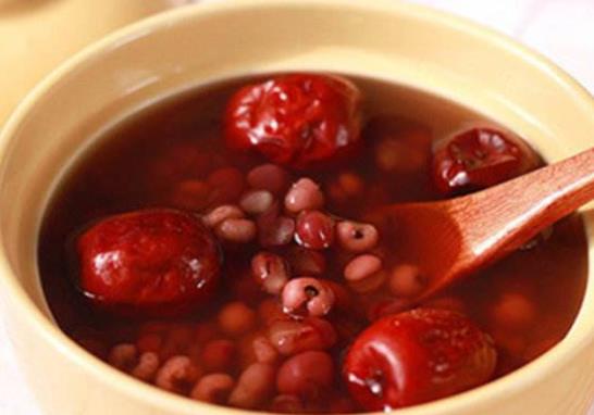 治療皮膚過(guò)敏的食物 皮膚過(guò)敏是一種常見(jiàn)的皮膚性疾病