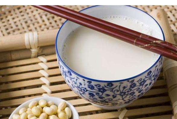 喝豆?jié){讓你變的更美麗健康 豆?jié){對養(yǎng)膚有好處