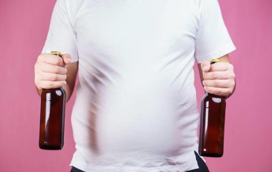 啤酒肚怎么才能練出腹肌?啤酒肚里面裝的是什么?
