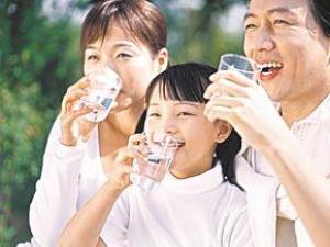 不喝過夜水，白開水要沸騰三分鐘，燒水杜絕重復煮沸